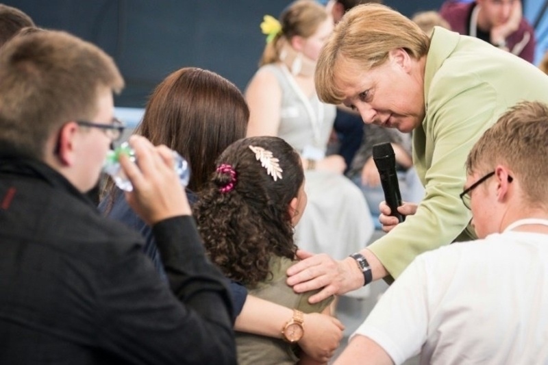 A62ac7 merkel palestinian girl x800