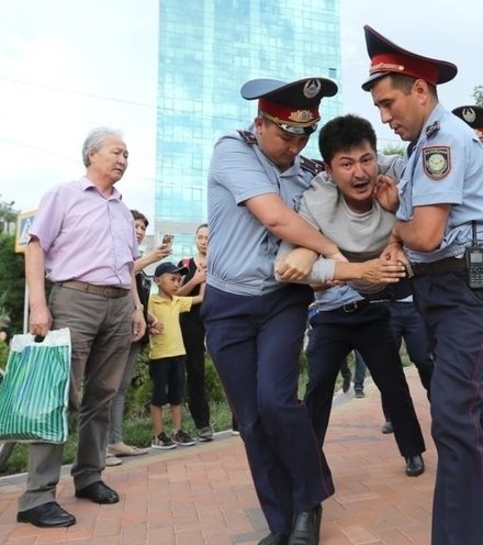 31d526 kazakhstan arrest x220