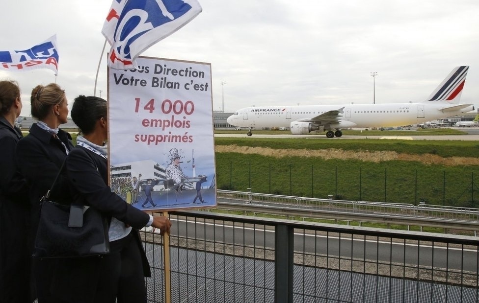 ФОТО: Air France-ын уурссан ажилтнууд захирлуудынхаа хувцсыг урж тасджээ