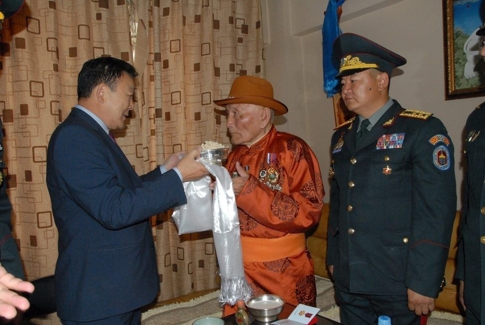 Батлан хамгаалахын сайд ахмад дайчинд хүндэтгэл үзүүлэв