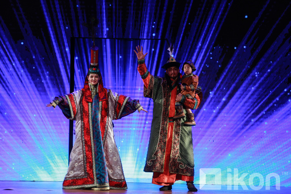 ФОТО: Эсгий туургатнуудын түүхэн хөгжлийг үндэсний хувцсаар нь...