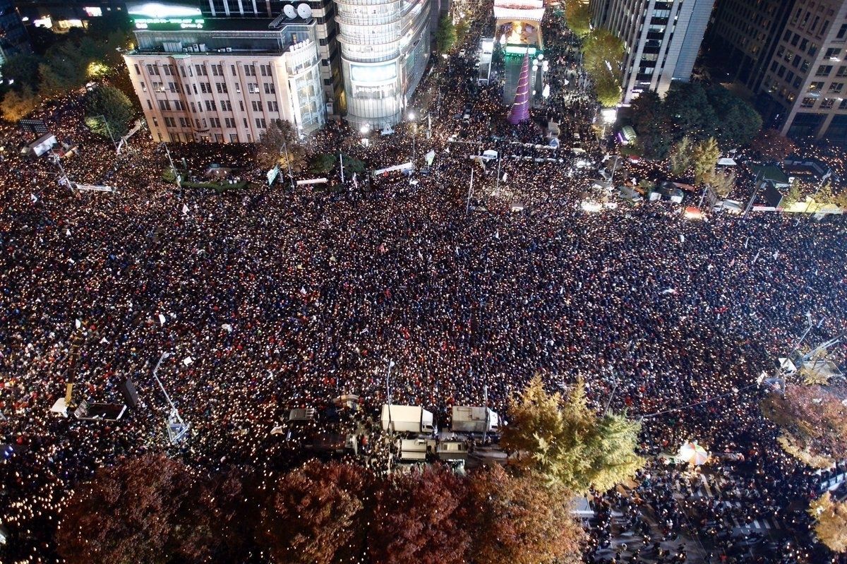 Сотни тысяч людей. Южная Корея митинг протеста против президента. Пак Кын Хе митинги. Протесты в Южной Корее. Митинги в Южной Корее.