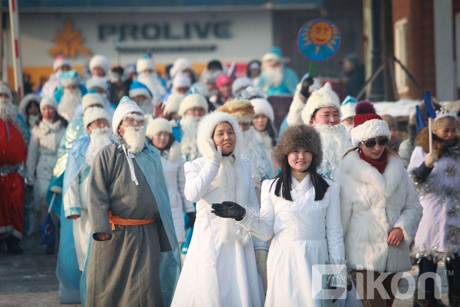 ФОТО: Өвлийн өвгөн, цасан охидын ПАРАД