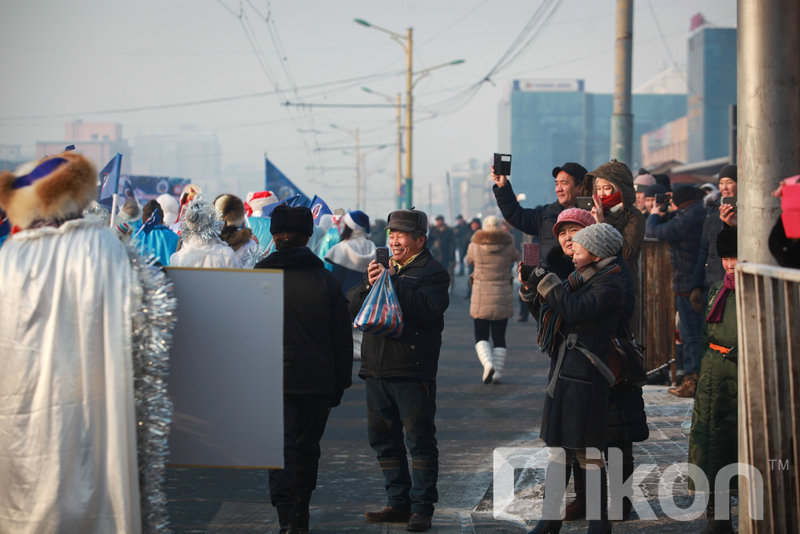 ФОТО: Өвлийн өвгөн, цасан охидын ПАРАД
