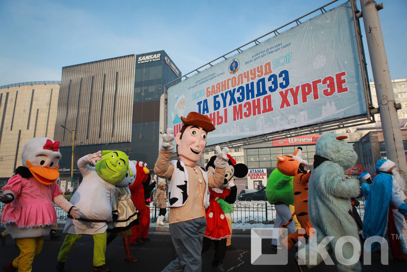 ФОТО: Өвлийн өвгөн, цасан охидын ПАРАД