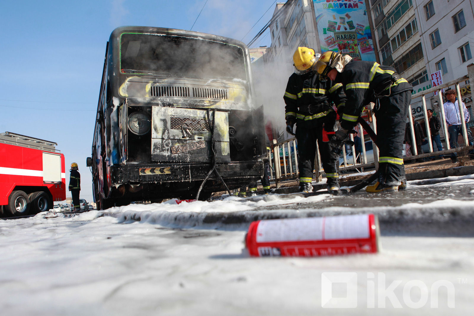 ФОТО: Баруун салаа-Халдварт чиглэлийн том оврын автобус шатлаа