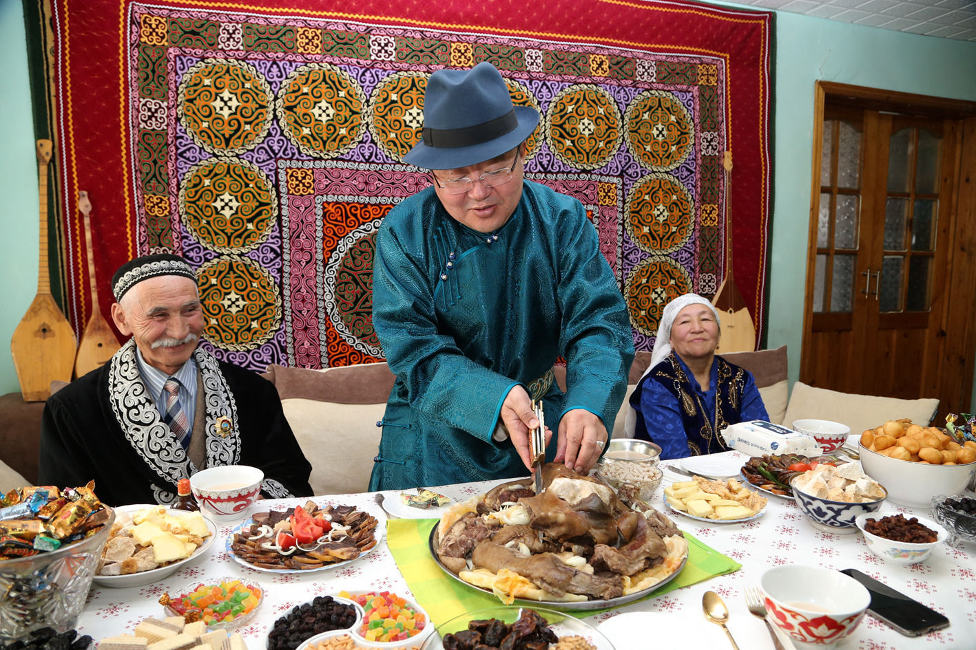 Kazakh traditions. Наурыз Казахстан дастархан. Бешбармак казахский дастархан. Бешбармак Киргизия. Традиция дастархан казахская традиция.