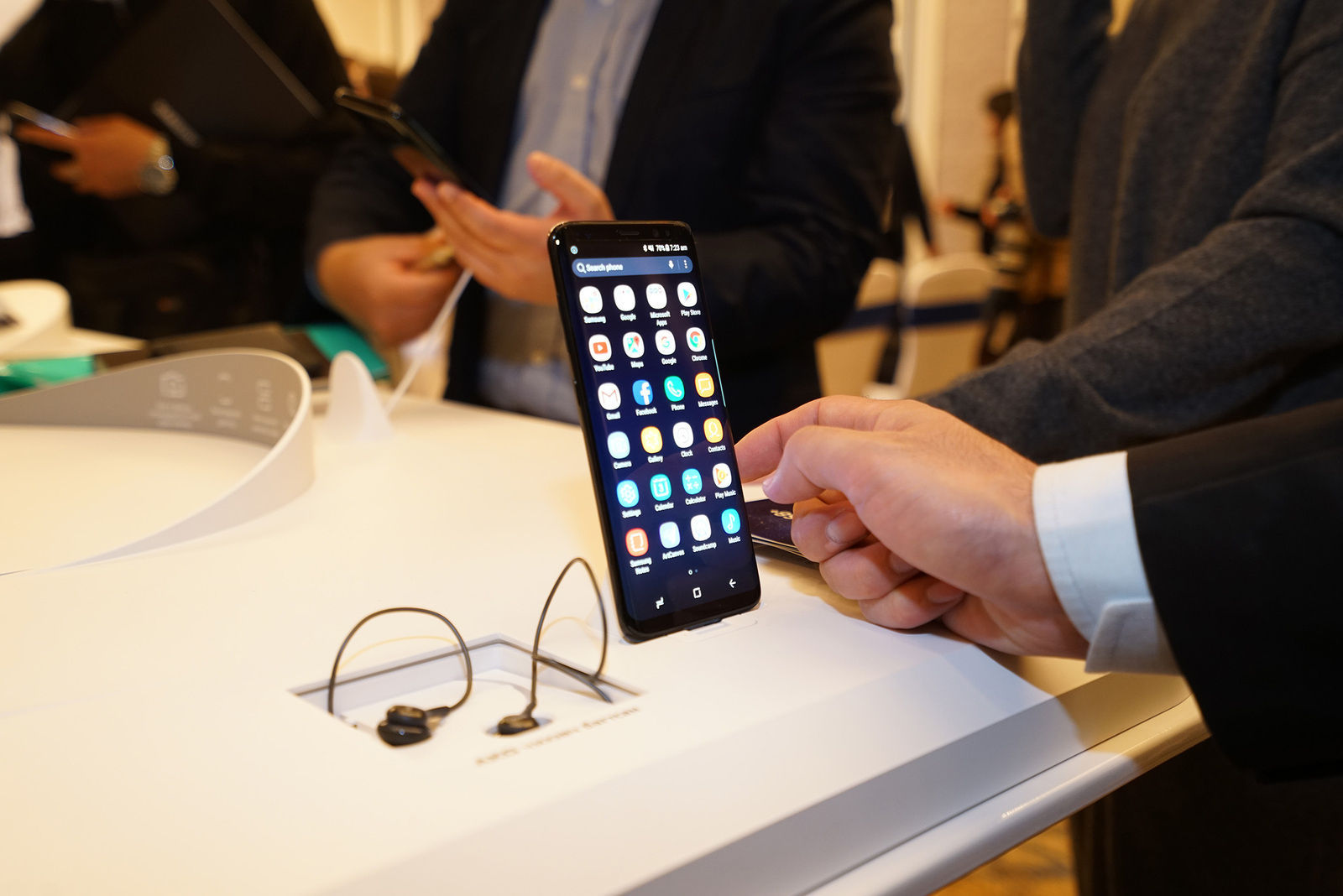 ФОТО: Samsung Galaxy S8 гар утас энэ сарын 5-наас эхлэн худалдаалагдана