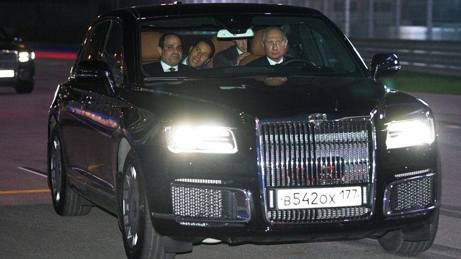 Путин Египетийн ерөнхийлөгчийг шинэ машиндаа суулгаад F1 уралдааны замаар жолоодож үзүүлжээ