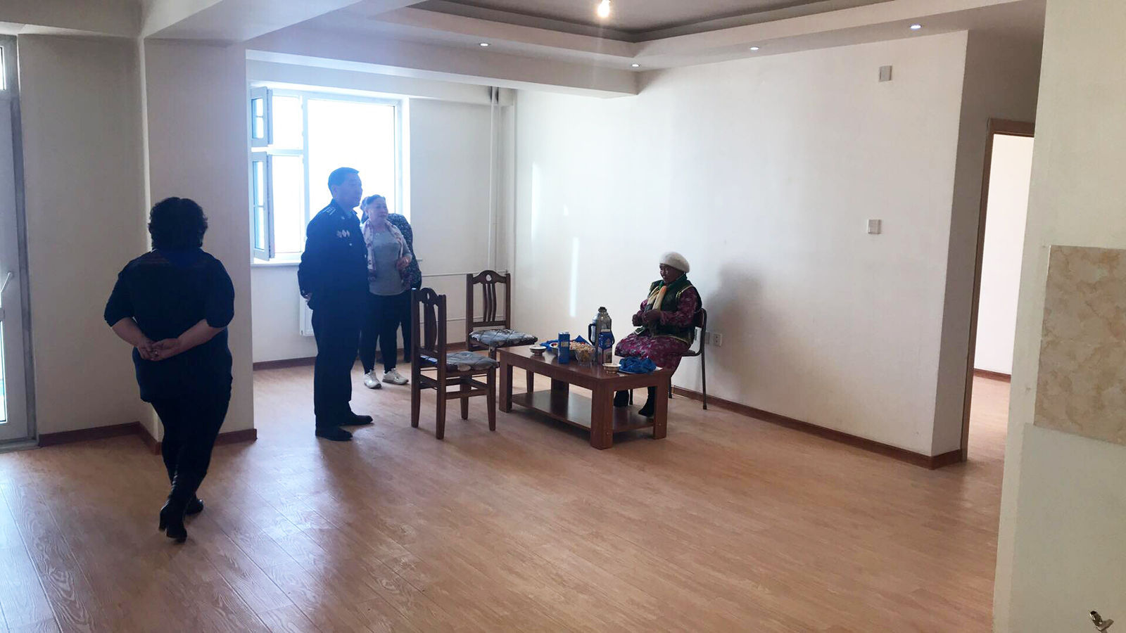 Амиа алдсан алба хаагчийн ар гэрийнхэн орон сууцандаа орлоо