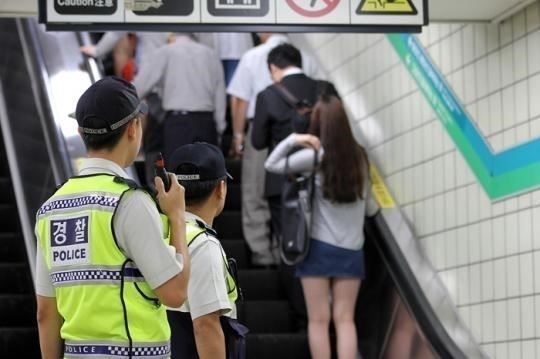 Сөүлийн метронд бүсгүйчүүдийн “хормойг хамгаалах” цагдаа ажилладаг болжээ