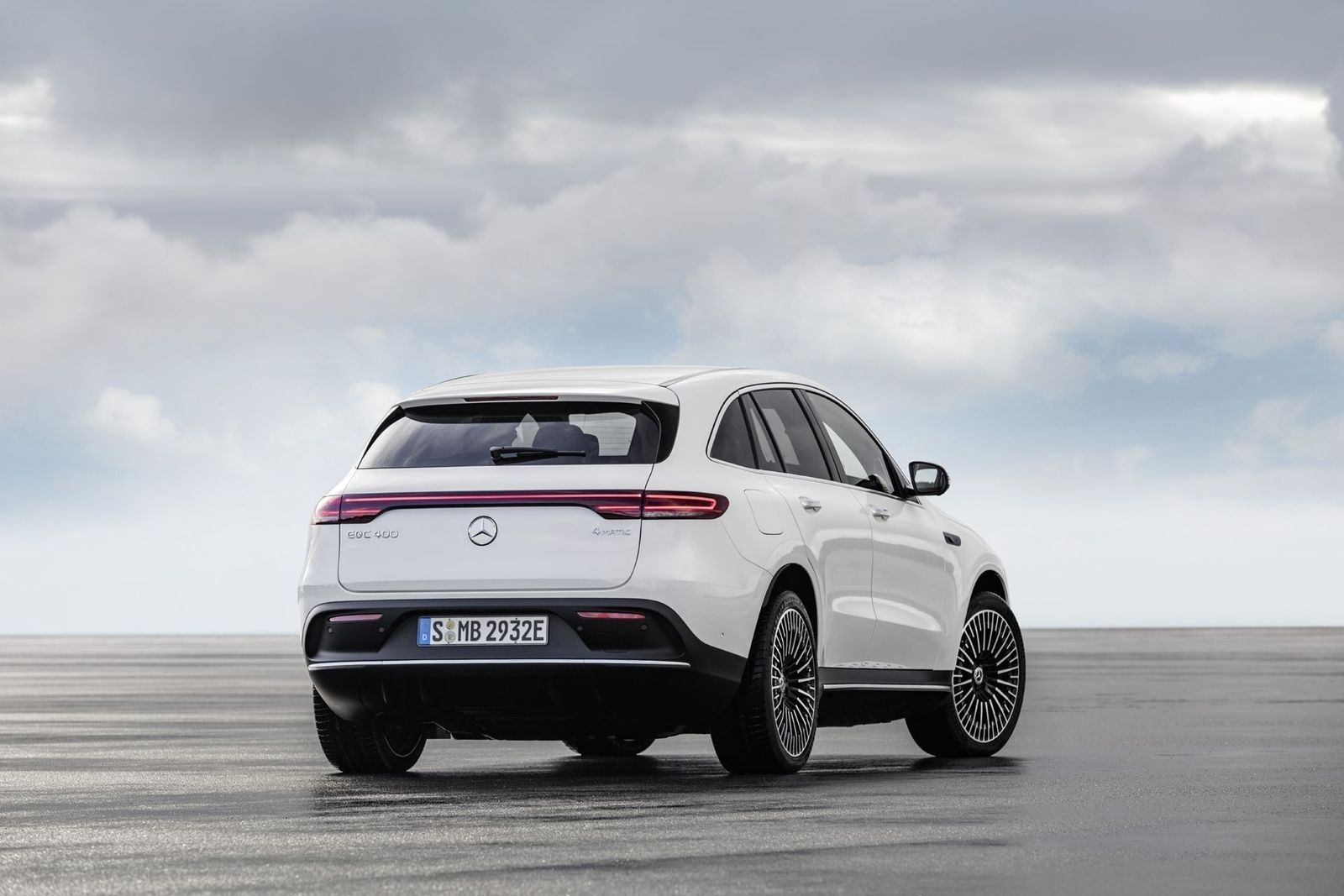 Мерседес Бенз анхны бүрэн цахилгаан автомашинаа танилцууллаа