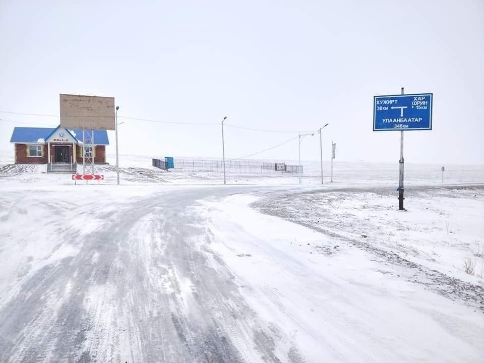 СЭРЭМЖЛҮҮЛЭГ: Баянхонгор, Өвөрхангай, Дундговь аймагт цас орж, шуурч эхэлжээ