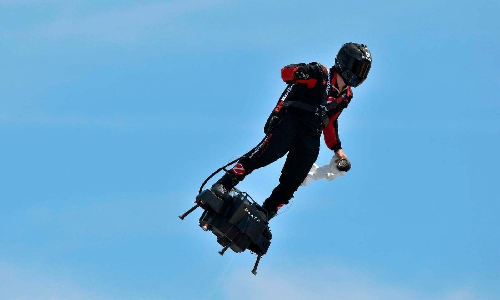 Flyboard air. Ховерборд Запата. Флайборд шоу летающие люди. Фрэнки Запата перелет через Ламанш.