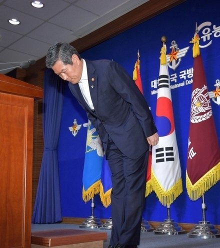7c8c6f s korea minister apology x220