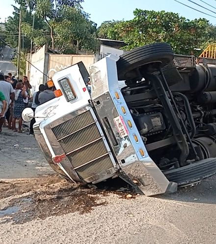 Kfiyx2 mexico lorry crash x220