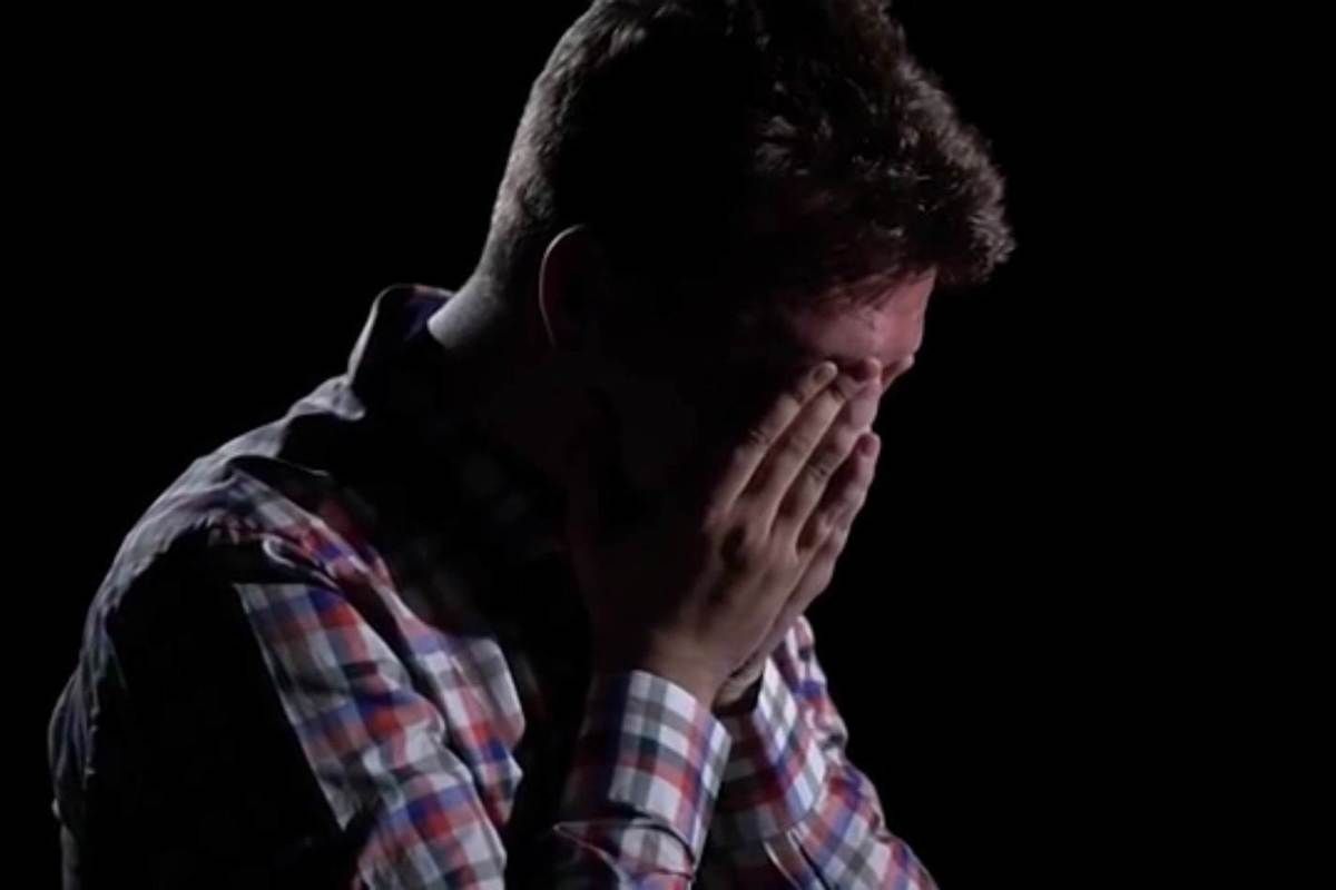 Онгоцноос баривчлагдсан сэтгүүлч Беларусийн төв телевизээр нулимс