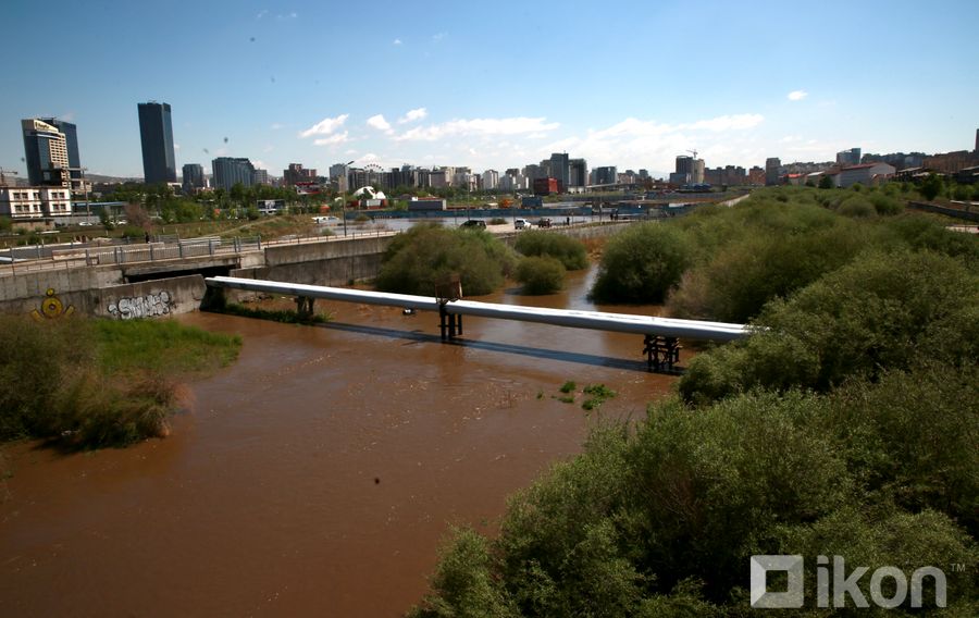 ФОТО: Дунд гол үерлэж, Энхтайваны гүүрний нүхэн гарц үерт автжээ