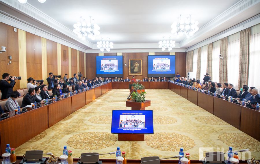 ФОТО: Анхны парламентын гишүүдэд хүндэтгэл үзүүллээ