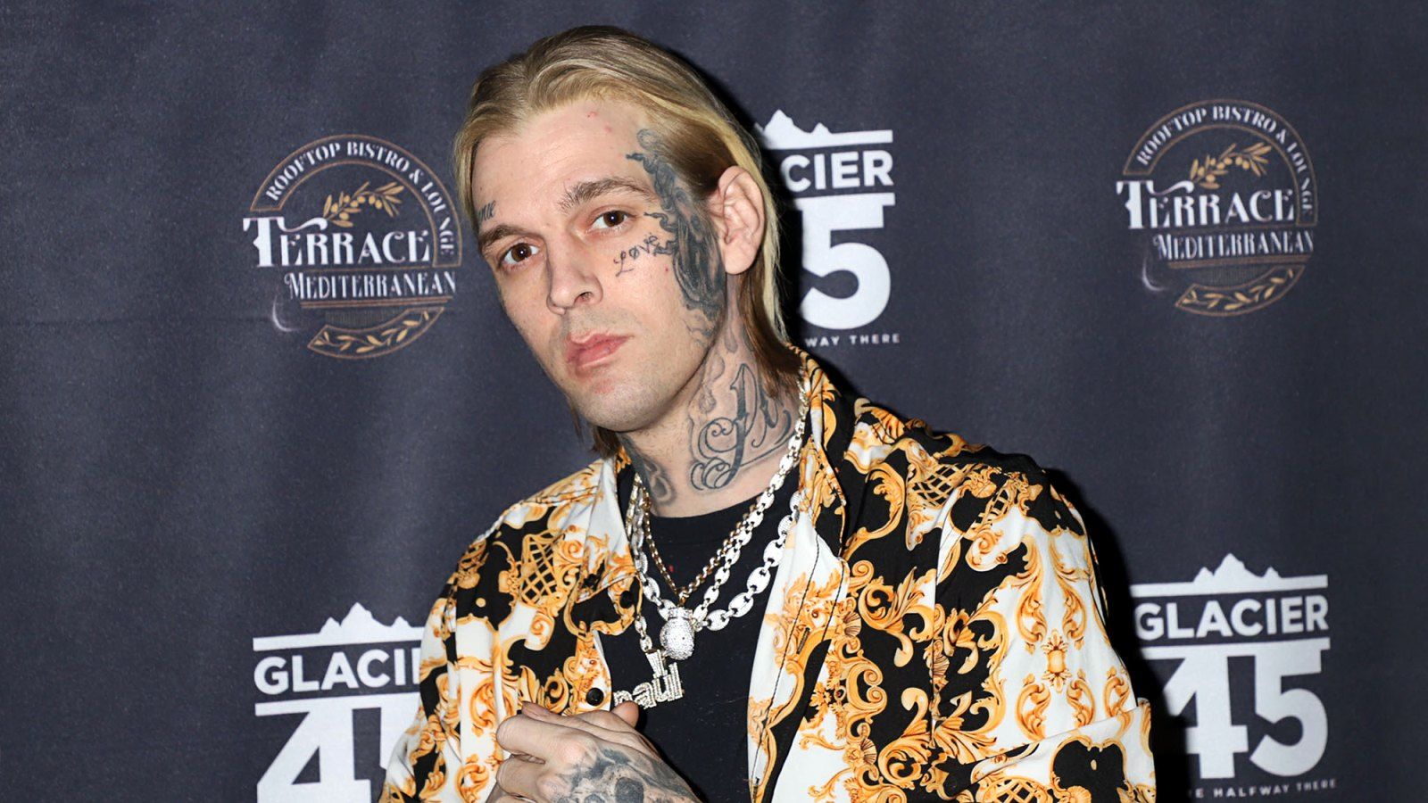 Хүүхэд насандаа алдаршиж байсан дуучин Аарон Картер 34 насандаа өөд болжээ