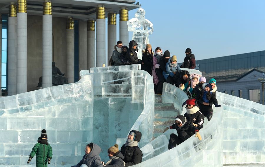 ФОТО: Шинэ оноо угтахаар гоёлоо “өмссөн“ Улаанбаатарын төв талбай