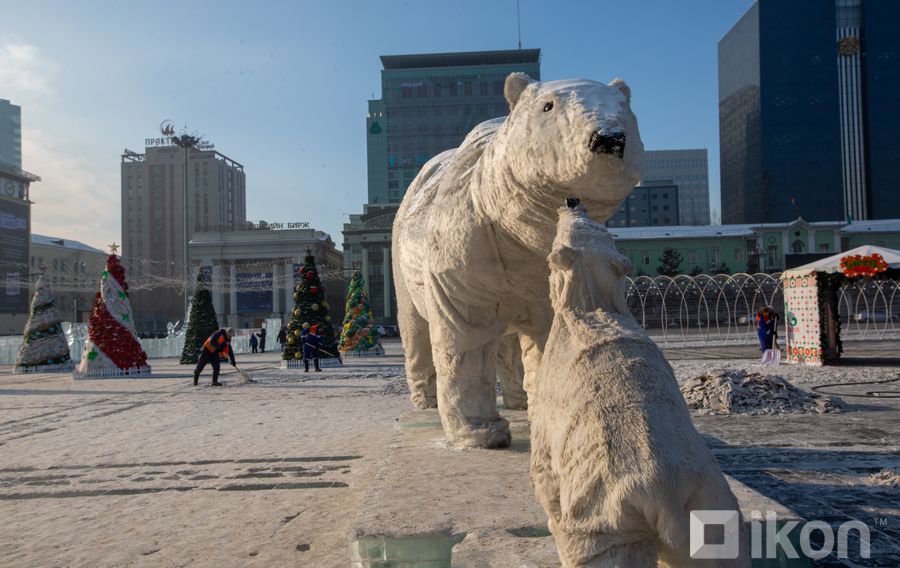 ФОТО: Шинэ оноо угтахаар гоёлоо “өмссөн“ Улаанбаатарын төв талбай