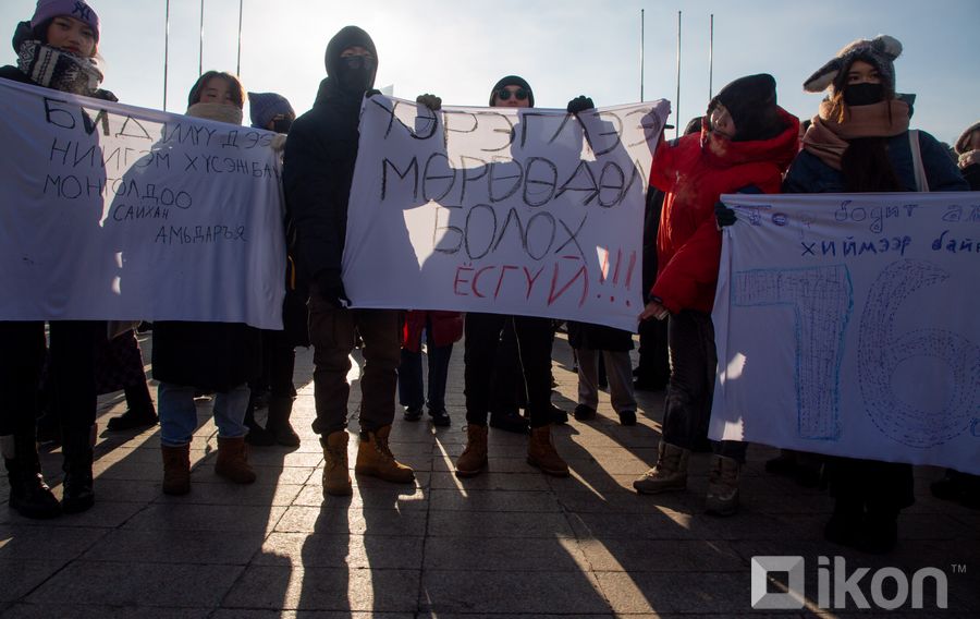 ФОТО: Төв талбайд бухимдлаа илэрхийлэн жагсаж байгаа иргэд гацууруудыг ...