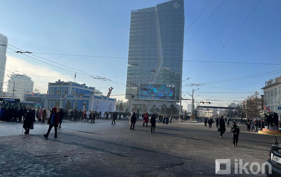 ФОТО: Төв талбайд бухимдлаа илэрхийлэн жагсаж байгаа иргэд гацууруудыг ...