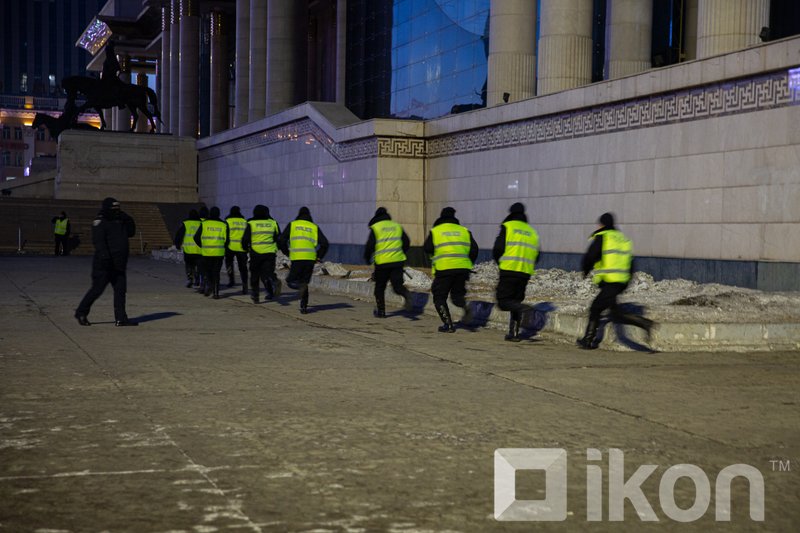 ФОТО: Төв талбайн баруун, зүүн талын замын хөдөлгөөнийг хаажээ