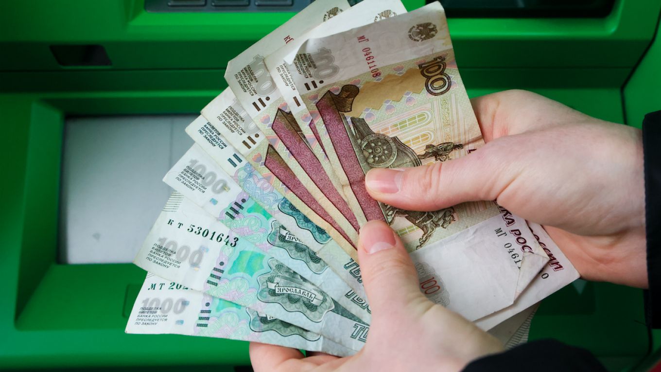 Оросын компаниуд гадаадын зээлдэгчдэд өрөө рублиэр төлөхөөр болжээ
