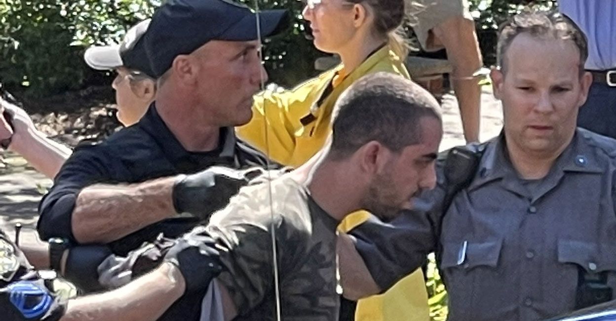 Нью-Йорк мужид болсон арга хэмжээний тайзан дээр зохиолч Салман Рушди ...