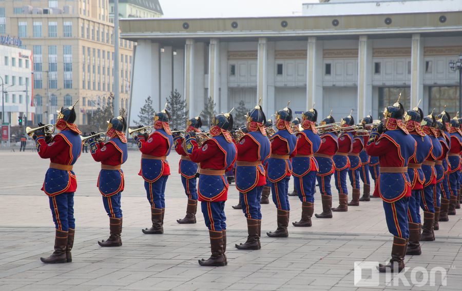 ФОТО: Төрийн далбааг төв талбайд мандуулж, есөн хөлт Их цагаан тугийг ...