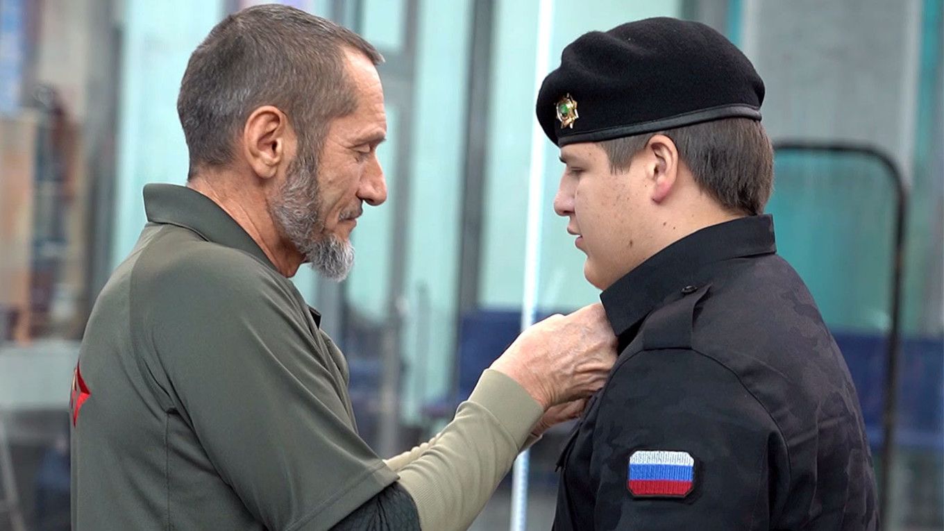 Кадыровын 15 настай хүү нэг сарын дотор долоо дахь одонгоо зүүлээ