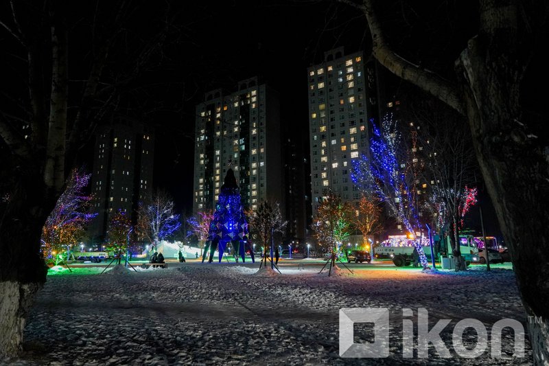 ФОТО: Төв цэнгэлдэх хүрээлэнгийн гадаах мөсөн хотхон
