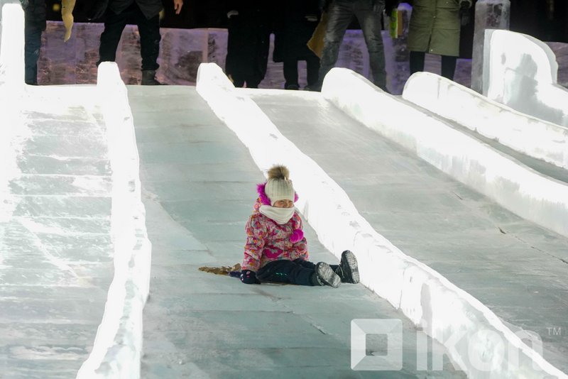 ФОТО: Төв цэнгэлдэх хүрээлэнгийн гадаах мөсөн хотхон