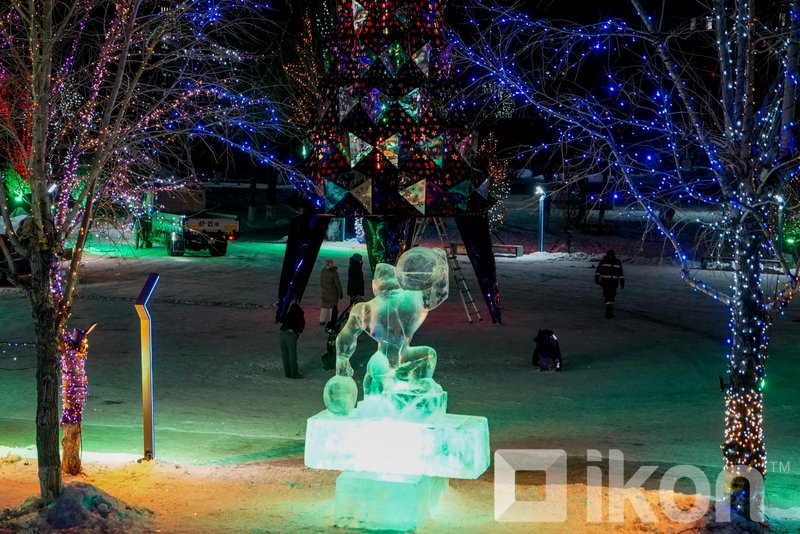ФОТО: Төв цэнгэлдэх хүрээлэнгийн гадаах мөсөн хотхон