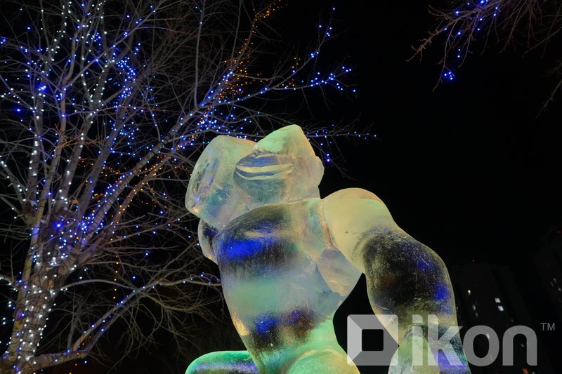 ФОТО: Төв цэнгэлдэх хүрээлэнгийн гадаах мөсөн хотхон