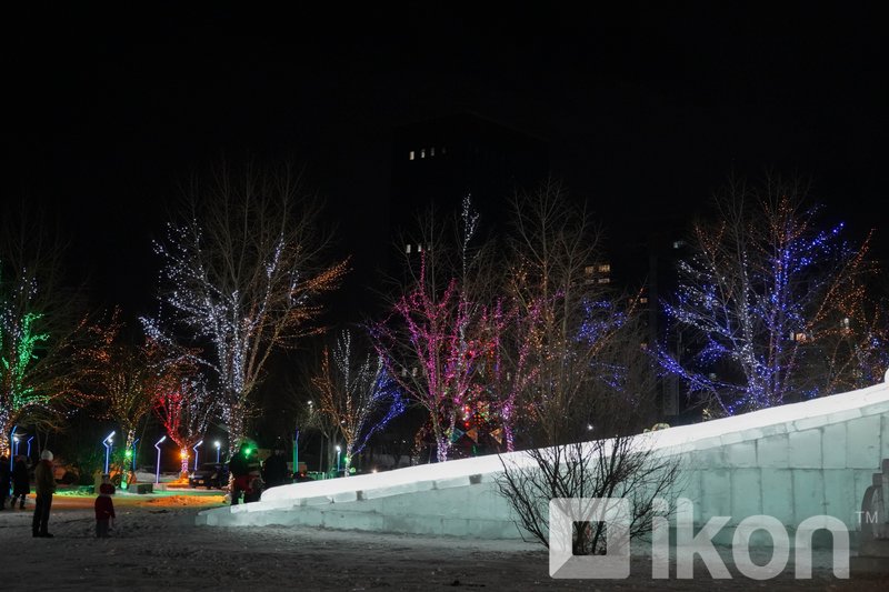 ФОТО: Төв цэнгэлдэх хүрээлэнгийн гадаах мөсөн хотхон
