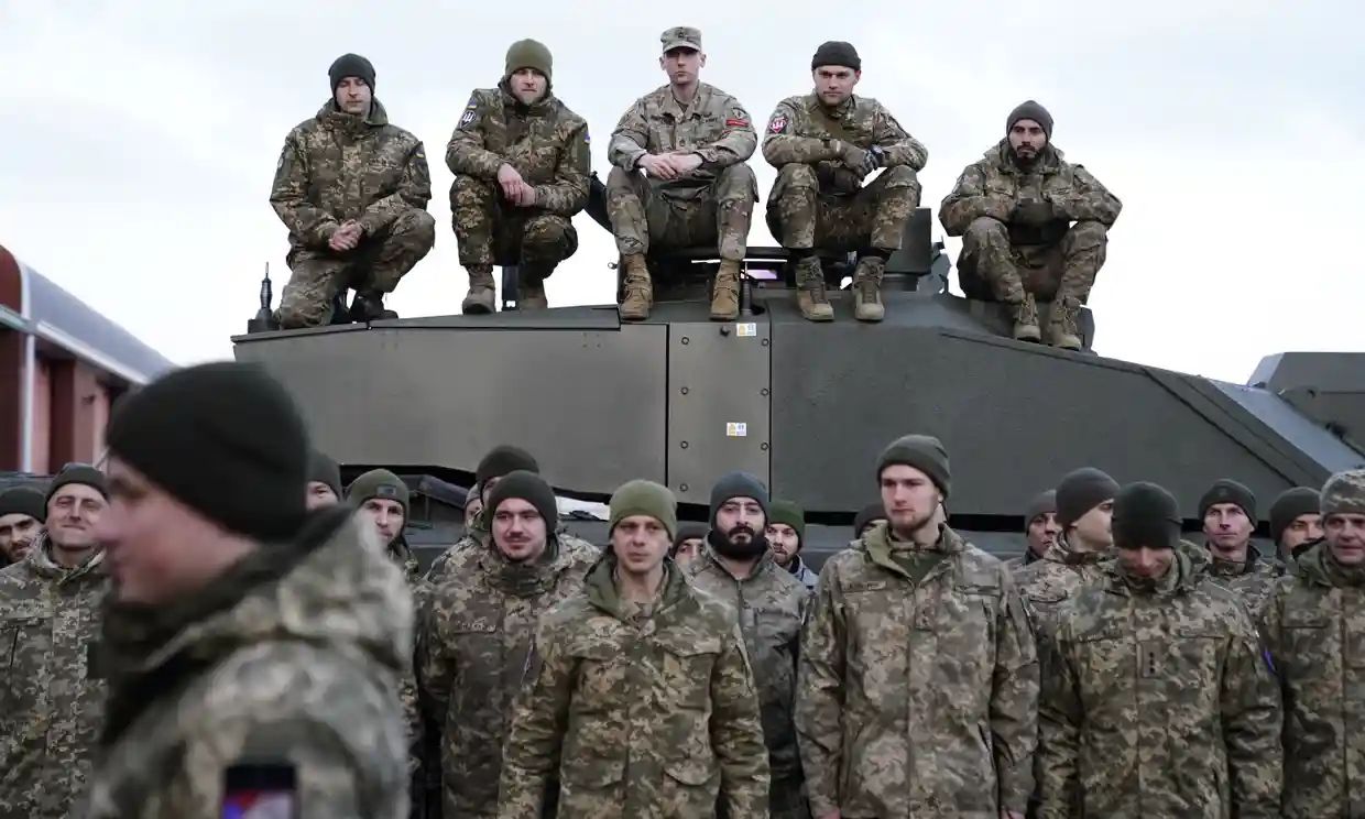 Challenger 2 танкийг эзэмших сургалтаа дуусгасан Украины армийн цэргүүд ...