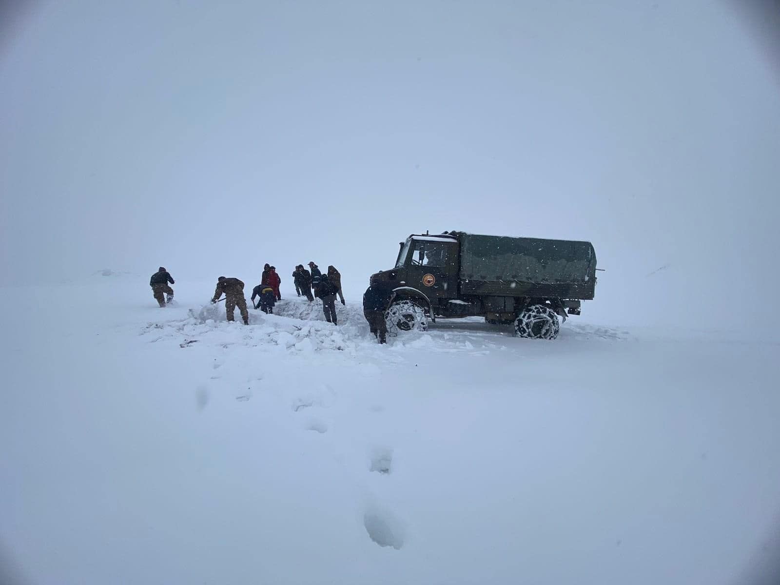 Ховд аймагт цасанд дарагдсан айл өрхийг нүүлгэх, малчдад өвс хүргэх ...