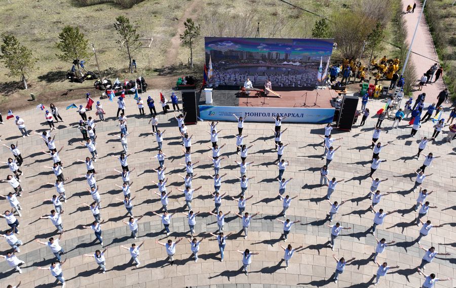 sw2ude__9_h450 10,000 хүн “Монгол бахархал” энх тайвны алхалтад нэгдэж, Үндэсний цэцэрлэгт хүрээлэнг дүүргэлээ