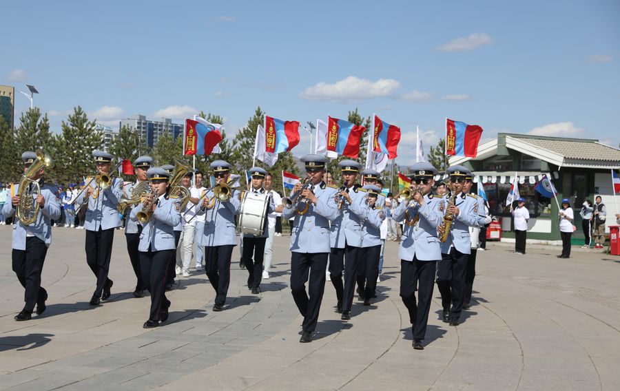 y4jv0d__11_h450 10,000 хүн “Монгол бахархал” энх тайвны алхалтад нэгдэж, Үндэсний цэцэрлэгт хүрээлэнг дүүргэлээ