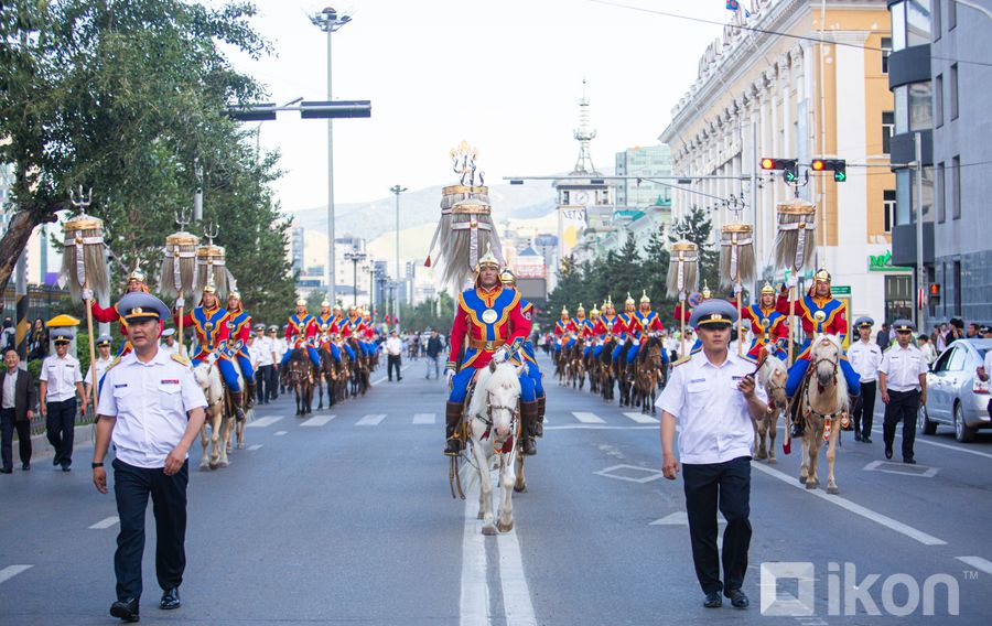 ФОТО: Төрийн тугийг цэнгүүлэх ёслол боллоо