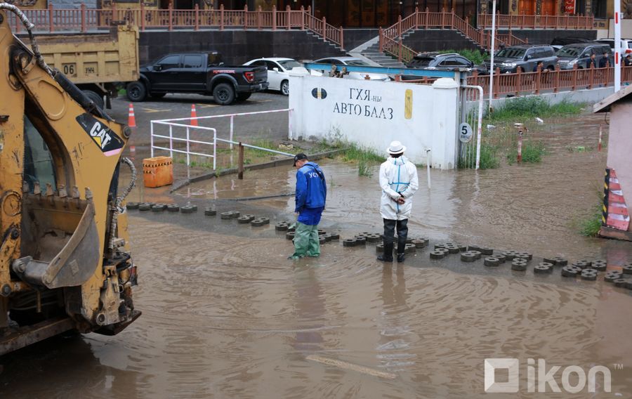 ФОТО: Сэлбэ голын эрэг дагуух 27 орон сууц, гарааш үерт автсан байдал