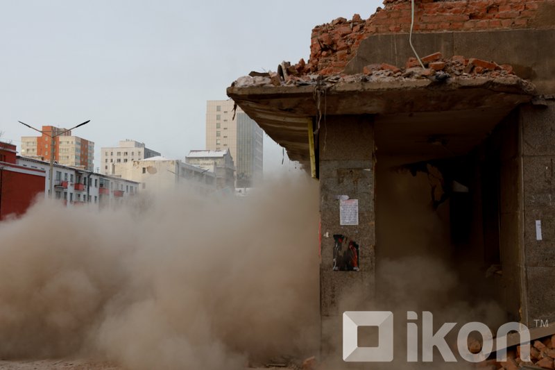 ФОТО: Урт цагааны барилгын хог хаягдлыг ачиж, тээвэрлэх ажлыг хийж байна
