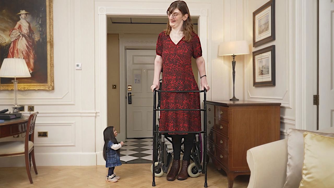 Дэлхийн хамгийн өндөр, хамгийн намхан хоёр эмэгтэй уулзжээ