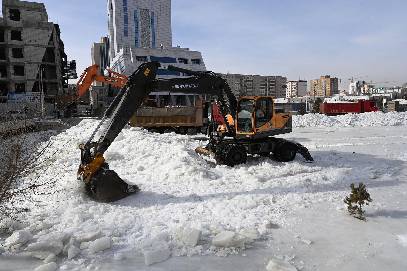 Өнөөдрийн байдлаар Сэлбэ голын 16,480 тонн мөсийг зөөж тээвэрлэн Туул ...